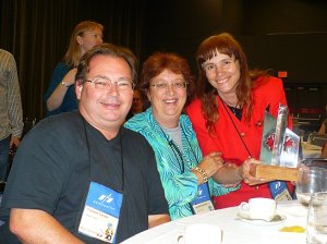 Christian, Danielle Martinigol et Michèle avec son trophée Aurora