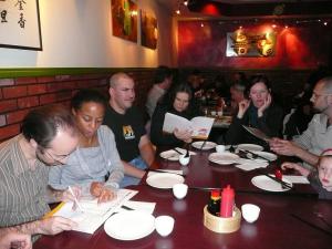 Eric écrit quelque chose et Sirkowski a un air machiavélique!