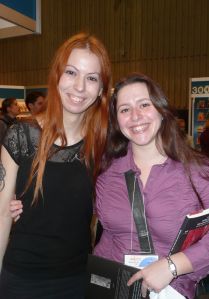 Ariane Gelinas et une amie auteure resplendissantes