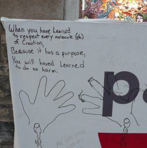 Citation zen, le scripteur a dessiné les mains trouées en dessous. L'affiche disait "Paint your faith", j'imagine que cela faisait référence à la murale. Citation zen, le scripteur a dessiné les mains trouées en dessous