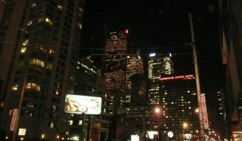 La Cite la Nuit (non, ce n'est pas le Eaton Center, on est passé trop vite) La Cite la Nuit (non, ce n'est pas le Eaton Center, on est passé trop vite