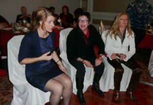 Souper de l'AFAF-Toronto : NathalieFortin des Chiclettes et deux convives Souper de l'AFAF-Toronto : NathalieFortin des Chiclettes et deux convives