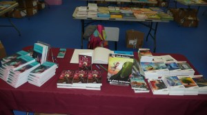 Une belle table de vente à l'école secondaire Le Sommet, à Halifax