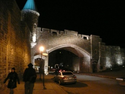 La porte St-Jean, avec la silhouette de Christ Oliver qui s'éloigne