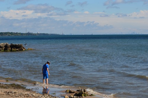 Trempage de pieds dans le lac Ontario, après une course à Oakvile